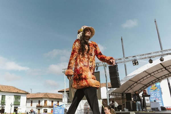 Apprenez à réaliser un gommage facial maison avec des coques de noix broyées pour une peau éclatante !