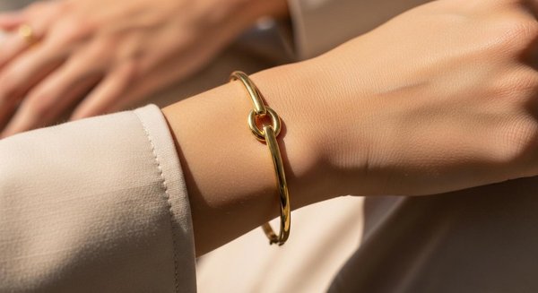 Le bracelet doré : un choix élégant pour sublimer toutes les tenues
